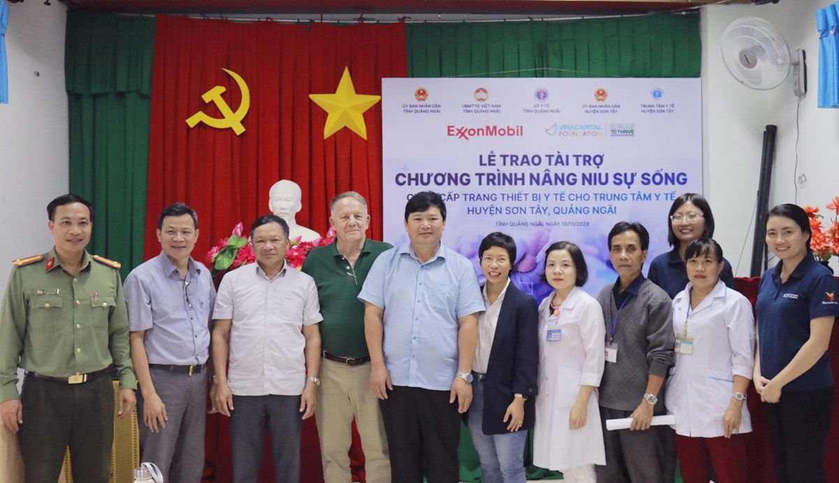 Buổi lễ trao tặng thiết bị y tế cho Trung tâm Y tế huyện Sơn Tây, tỉnh Quảng Ngãi ngày 15/11/2023