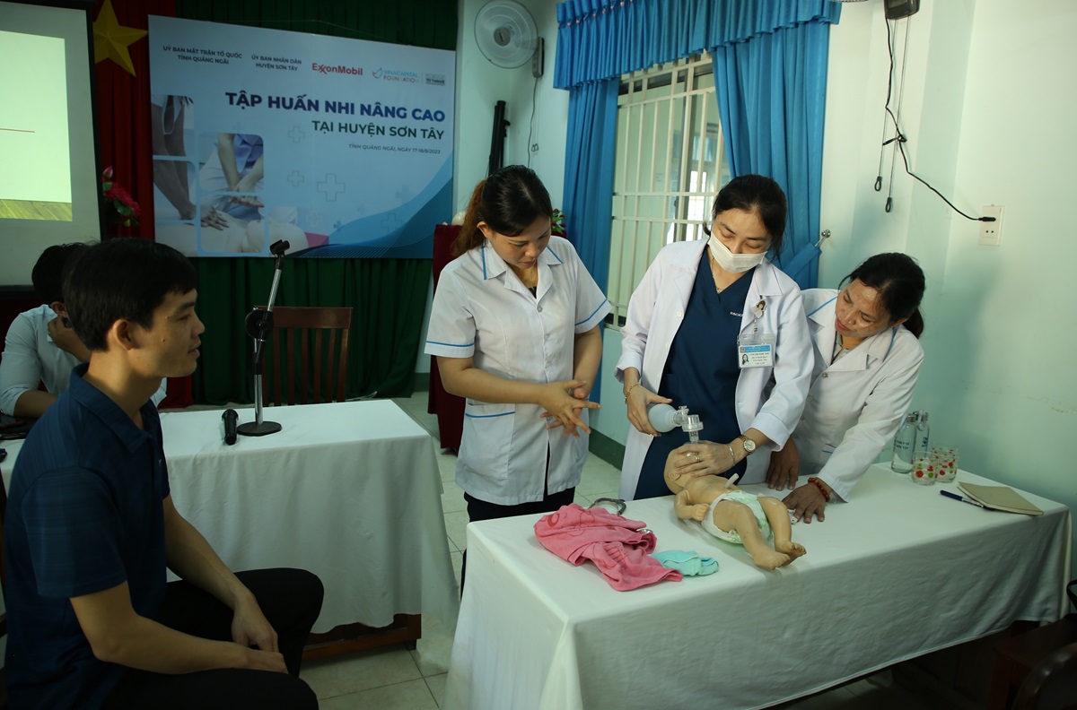 Khóa Tập huấn Nhi nâng cao cho các cán bộ y bác sĩ từ các trạm y tế xã và trung tâm y tế huyện Sơn Tây - tỉnh Quảng Ngãi