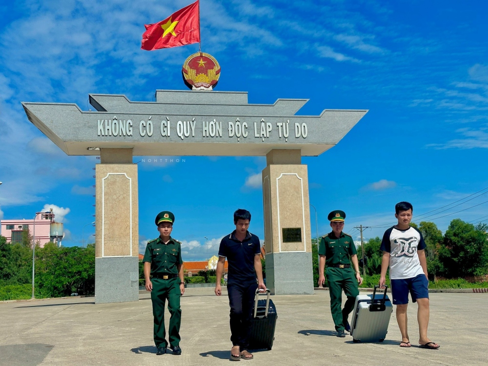 Thương và Tuấn được cán bộ đồn Biên phòng cửa khẩu Quốc tế Hà Tiên đón về từ Campuchia.