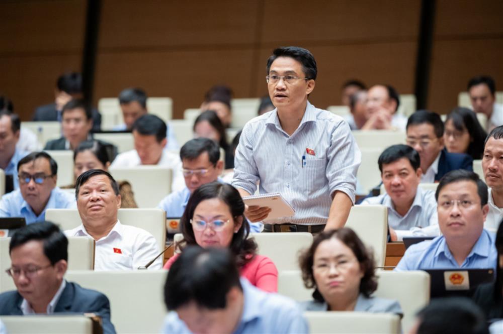 Đại biểu Quốc hội Đỗ Huy Khánh, đại biểu Quốc hội tỉnh Đồng Nai chất vấn