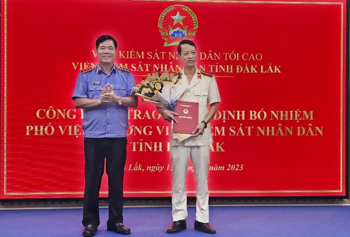 Trao quyết định bổ nhiệm ông Phạm Quang Hưng làm Phó Viện trưởng VKSND tỉnh Đắk Lắk