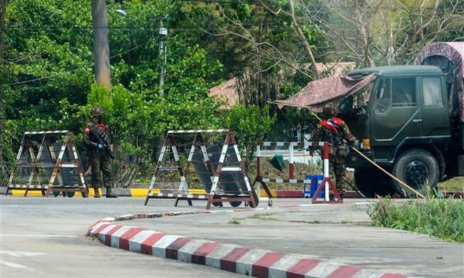 Binh sỹ gác trên đường phố tại Naypyidaw, Myanmar. Ảnh: AFP/ TTXVN