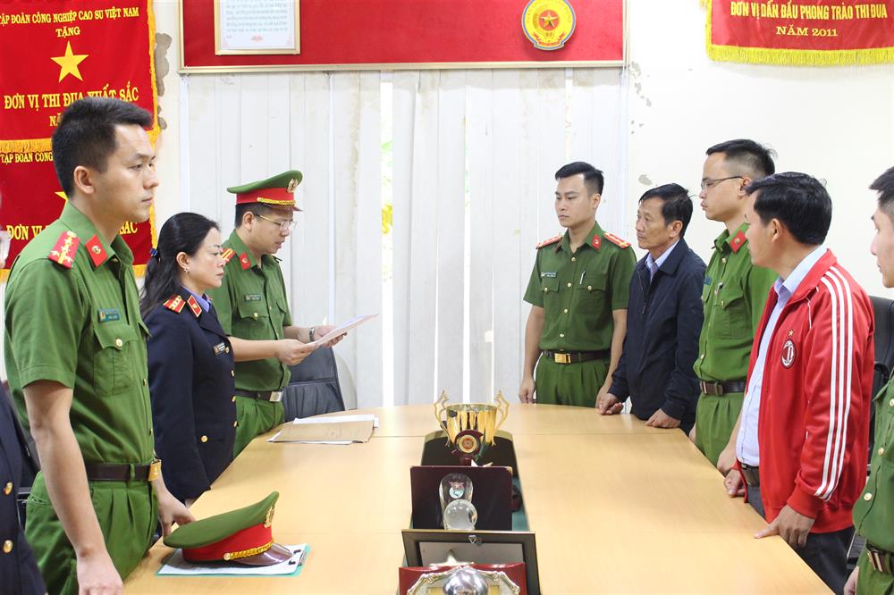 Cơ quan Cảnh sát điều tra Công an tỉnh Sơn La thi hành Quyết định và Lệnh đối với Trương Minh Tuấn (áo đen bên phải).