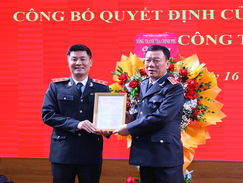 Tổng Thanh tra Đoàn Hồng Phong đã trao quyết định, tặng hoa và phát biểu giao nhiệm vụ cho Phó Tổng Thanh tra Chính phủ Nguyễn Văn Cường.