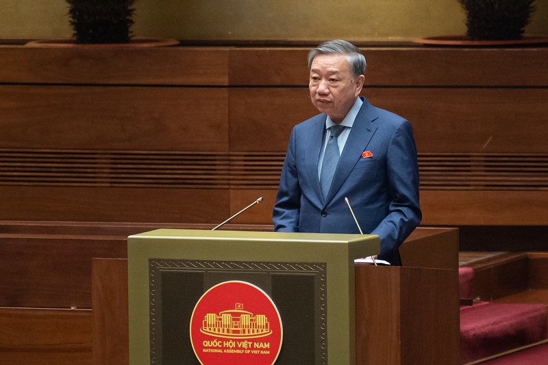 Bộ trưởng Bộ Công an Tô Lâm, thừa ủy quyền của Thủ tướng Chính phủ trình bày Báo cáo công tác phòng, chống tội phạm và vi phạm pháp luật năm 2023