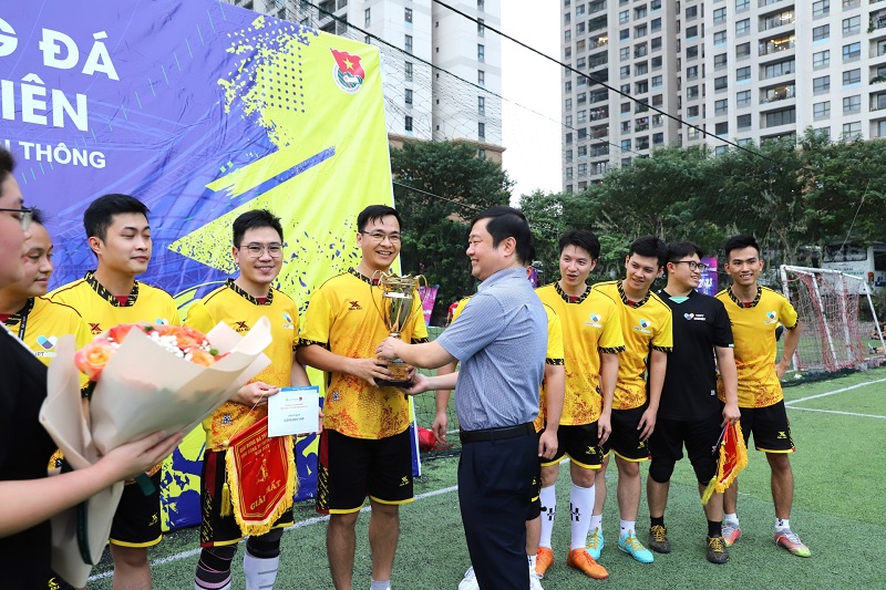 Tổng Giám đốc Vũ Trường Giang trao Cup vô địch cho đội bóng VNPT FinTech
