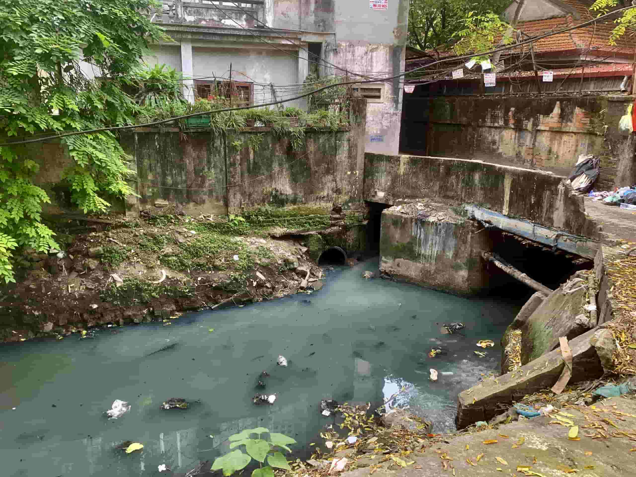 Mương Kẻ Khế vẫn trong tình trạng ô nhiễm qua nhiều năm, nước thải chảy ra hàng ngày. Ảnh: Nhật Minh