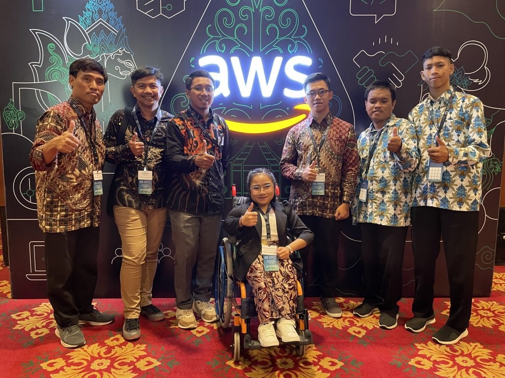 Học viên chương trình AWS Laptop for Builders tại sự kiện AWS Indonesia Cloud Day 2023