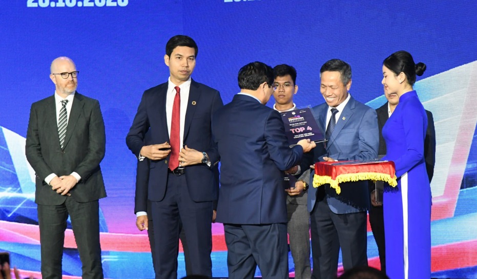 Chủ tịch Tập đoàn VNPT Tô Dũng Thái nhận danh hiệu TOP 4 giải pháp xuất sắc nhất tham gia Chương trình Thách thức đổi mới sáng tạo Việt Nam năm 2023 cho Giải pháp OneSME do Thủ tướng Chính phủ trao tặng