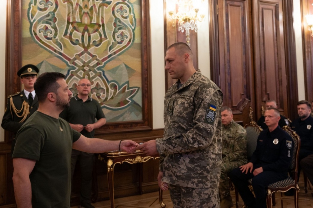 Thiếu tướng Viktor Horenko bắt tay Tổng thống Ukraine Volodymyr Zelensky (trái) trong sự kiện tại Kiev vào tháng 9/2023 Ảnh: Văn phòng Tổng thống Ukraine