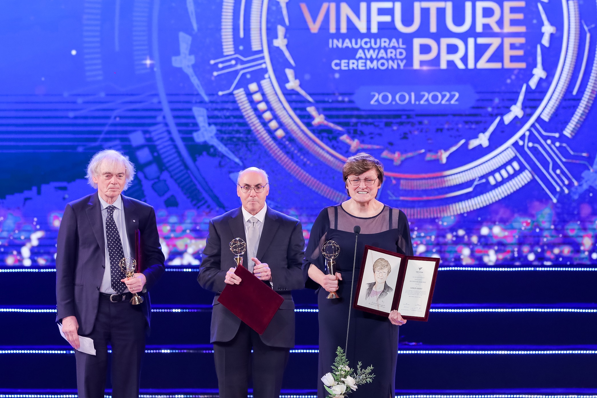 GS. Katalin Kariko và TS. Drew Weissman nhận Giải thưởng chính VinFuture mùa đầu tiên, tháng 1.2022 (Ảnh: VFP)