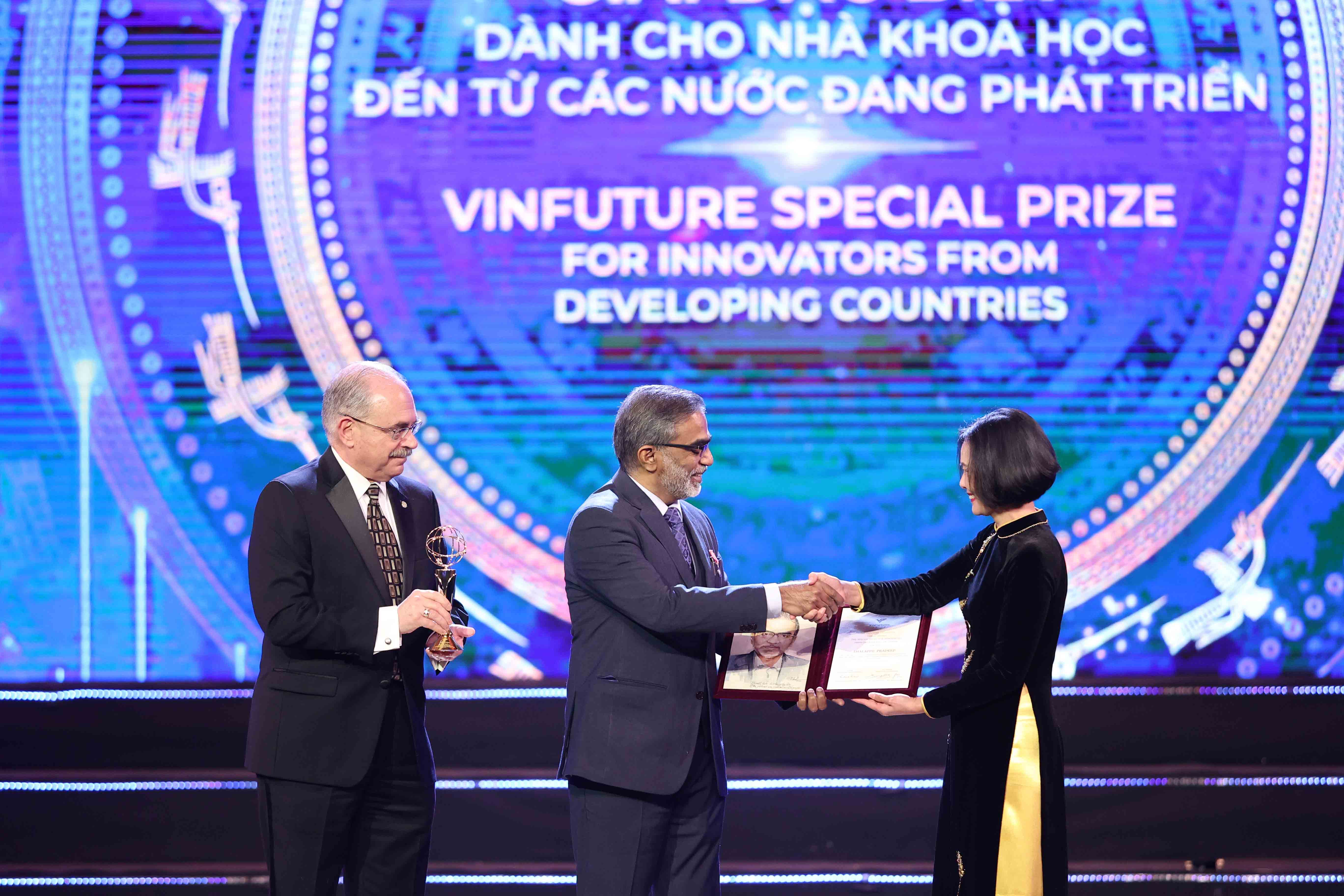 Giáo sư Thalappil Pradeep nhận Giải đặc biệt VinFuture 2022 dành cho Nhà khoa học từ các quốc gia đang phát triển. Ảnh: VFP.