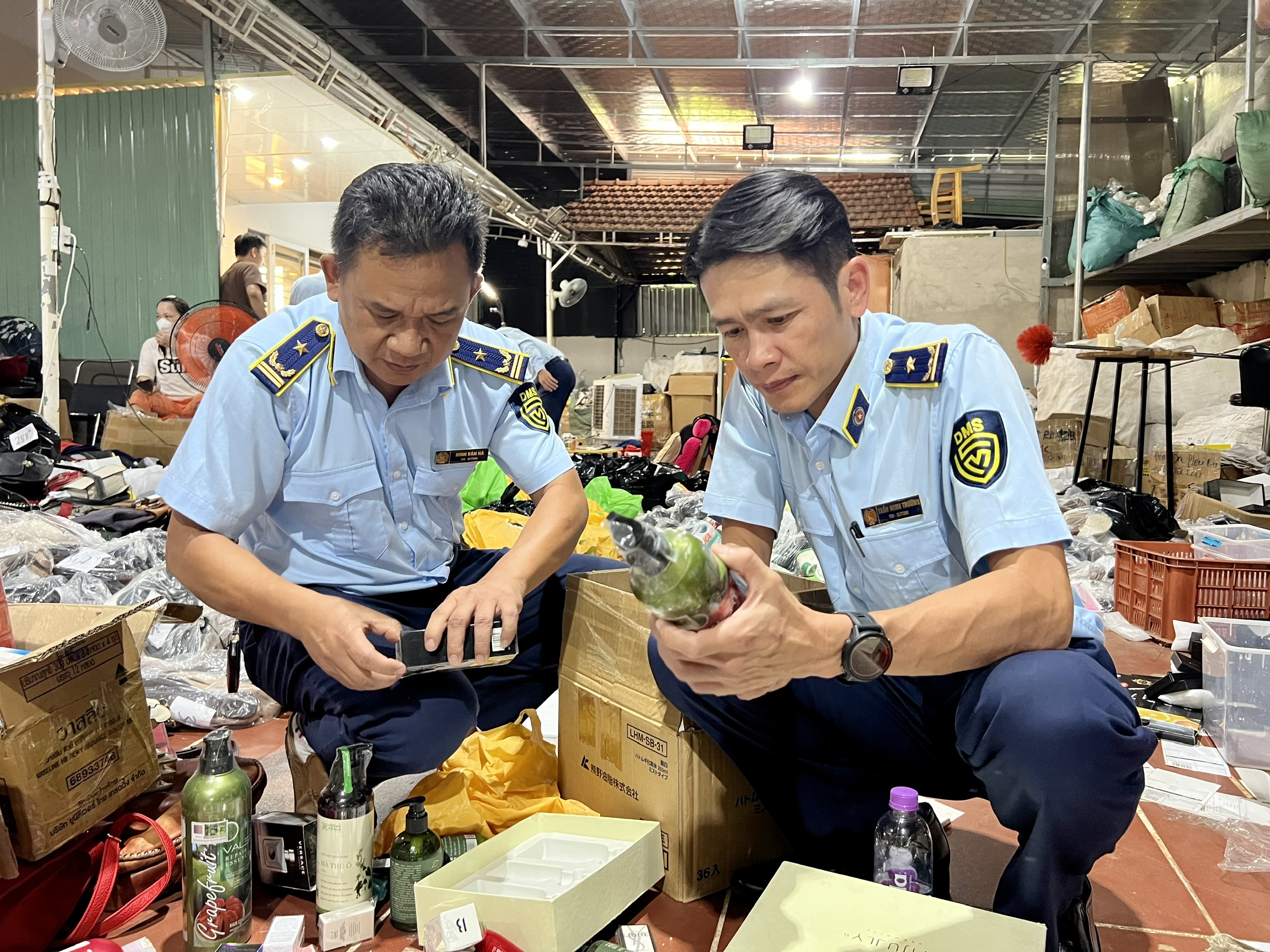 Đồng chí Đinh Văn Hà , Phó Cục trưởng Cục QLTT tỉnh Gia Lai (bên trái) kiểm tra tại hiện trường
