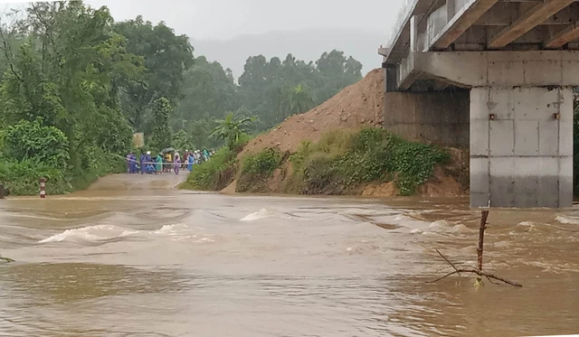 Nước lớn từ phía thượng nguồn đổ về nhấn chìm 2 ngầm tràn qua sông Trường và sông Nước Oa thuộc địa phận xã Trà Tân, huyện Bắc Trà My, tỉnh Quảng Nam. Ảnh: TTXVN