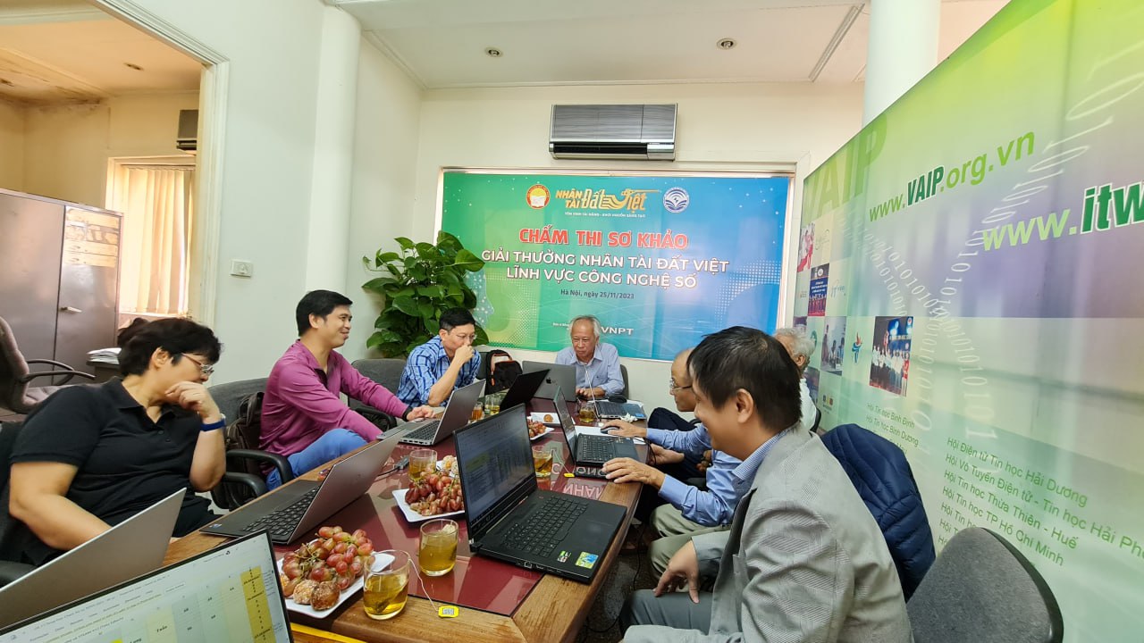 Hội đồng giám khảo sơ khảo lĩnh vực Công nghệ số Giải thưởng Nhân tài Đất Việt 2023 bao gồm các giáo sư, chuyên gia đầu ngành trong lĩnh vực CNTT-TT