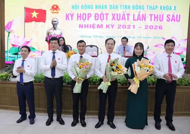 Lãnh đạo Tỉnh ủy, HĐND, UBND tỉnh Đồng Tháp tặng hoa chúc mừng ông Trần Trí Quang (đứng thứ 3 từ phải sang)
