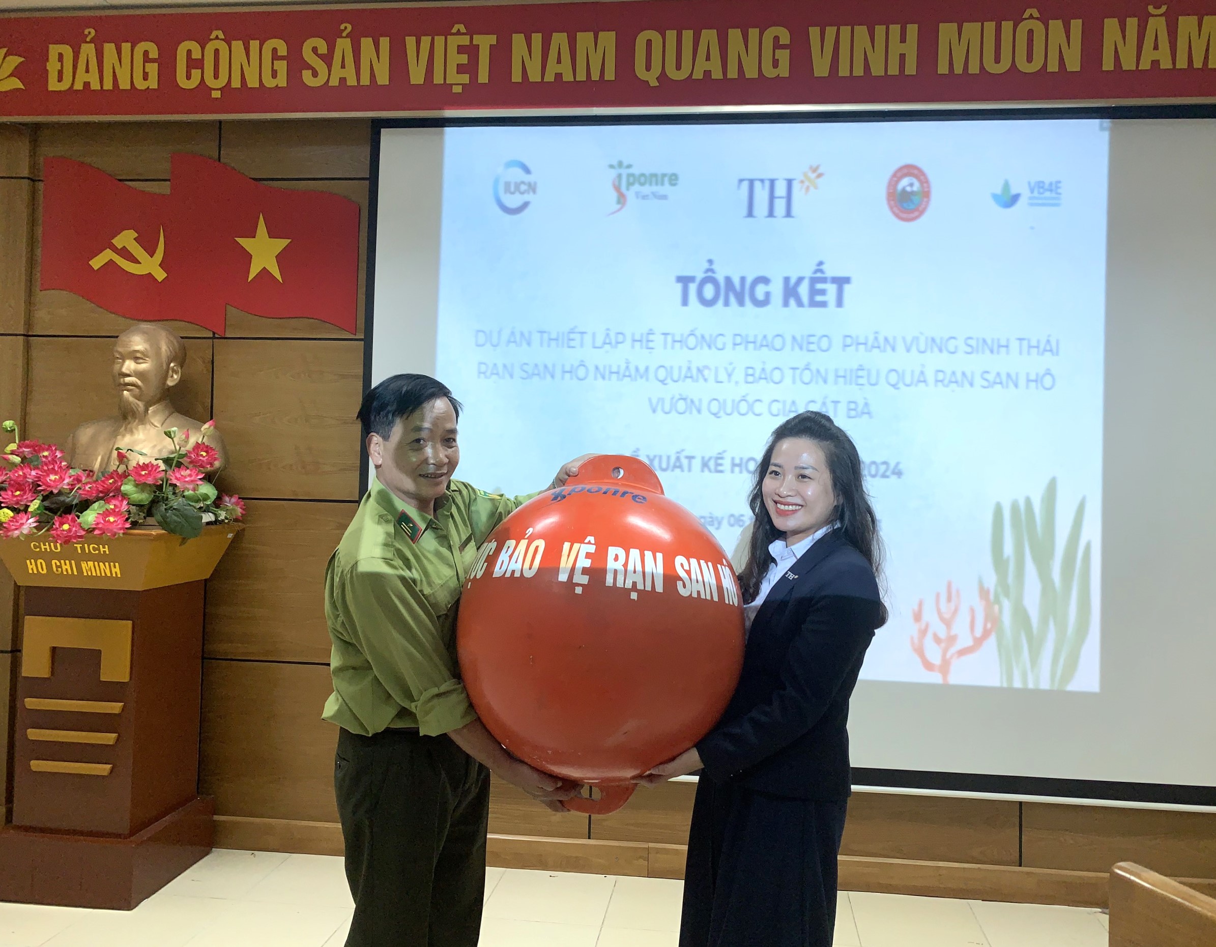 Bà Hoàng Thị Thanh Thủy - Giám đốc Phát biển bền vững Tập đoàn TH trao tặng phao neo cho đại diện VQG Cát Bà