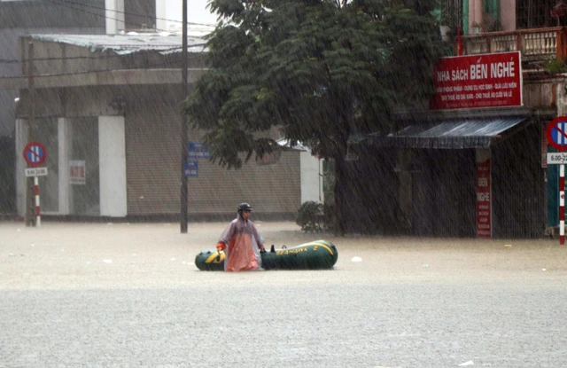 Thừa Thiên - Huế mưa trắng trời, nhiều khu vực bị ngập sâu. Ảnh: TTXVN