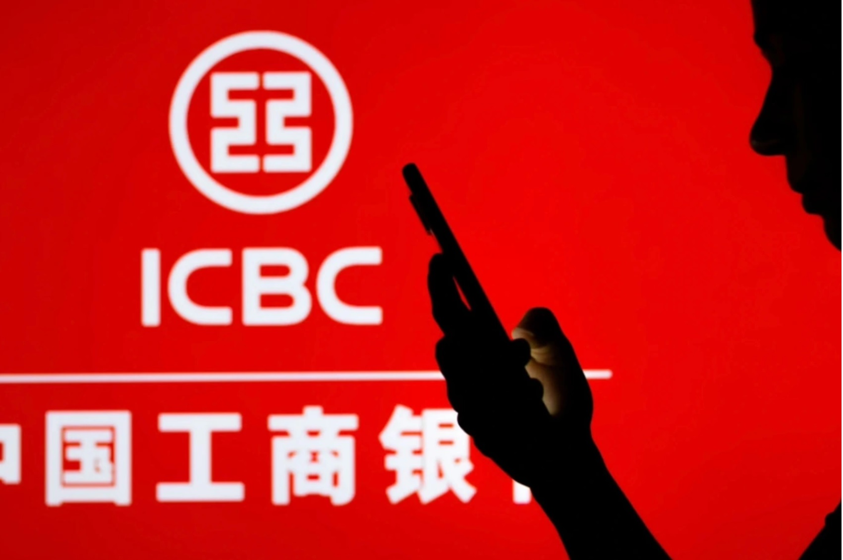 ICBC vừa bị hacker tấn công, khiến ngân hàng lớn nhất thế giới phải xử lý các giao dịch bằng USB (Ảnh: Cyber News).