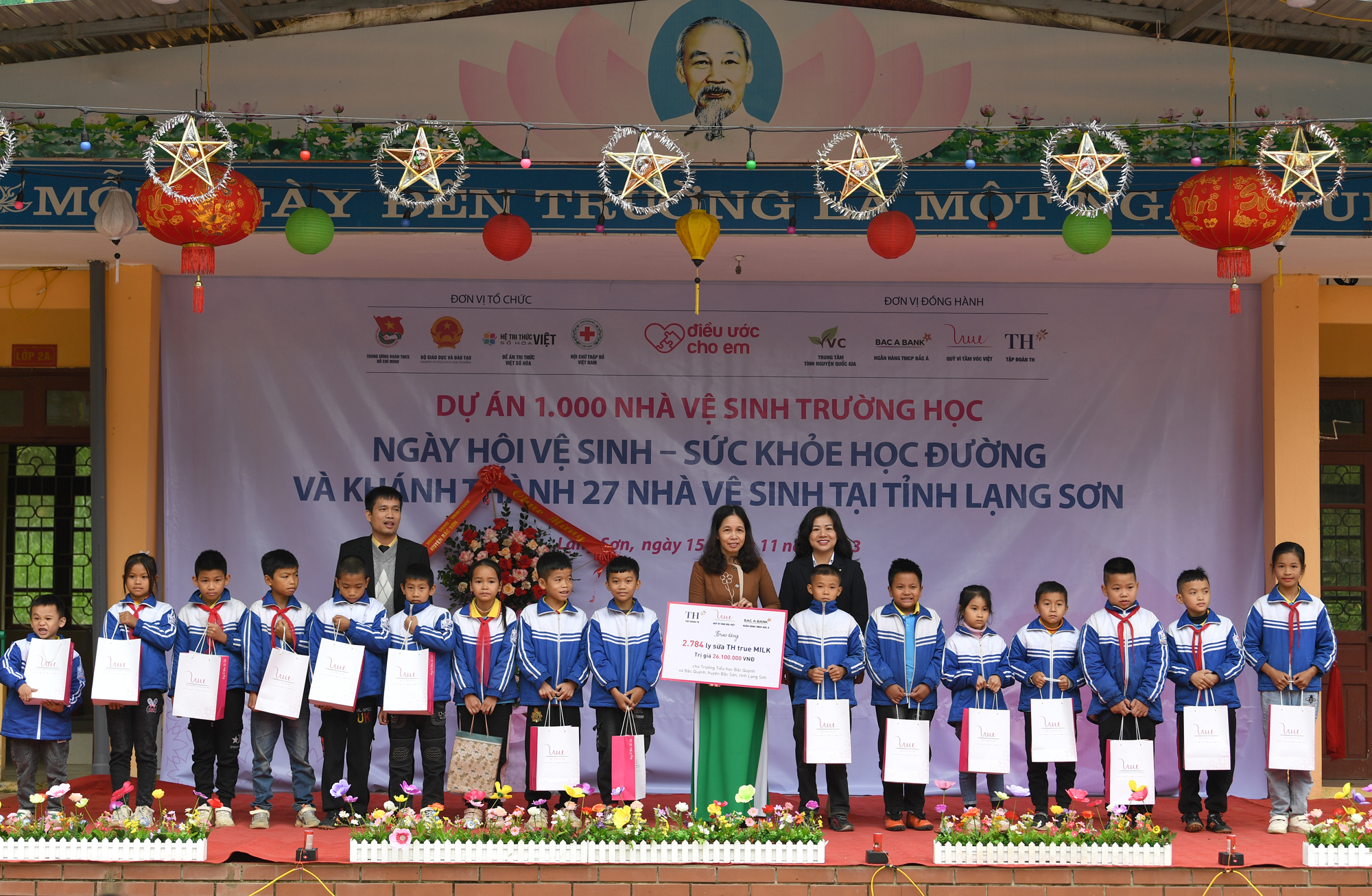 Thầy và trò trường Trường Tiểu học Bắc Quỳnh đã nhận món quà tặng là 2.784 ly sữa TH true MILK