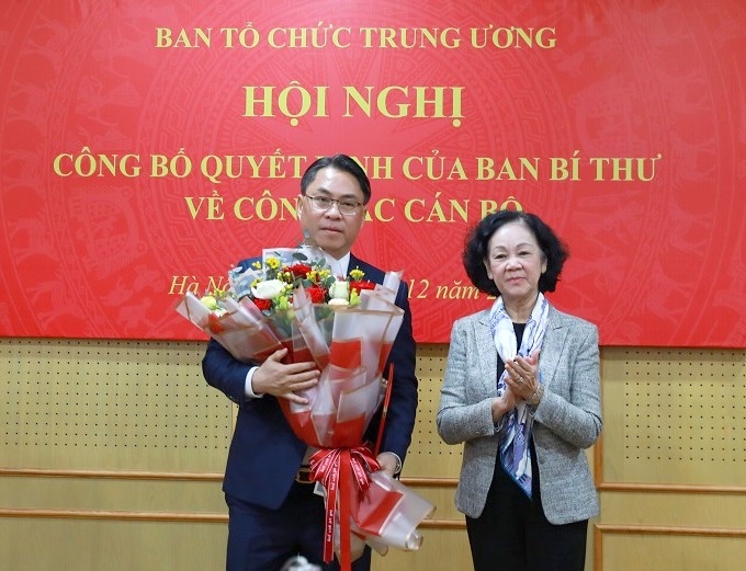 Bà Trương Thị Mai trao Quyết định và tặng hoa chúc mừng tân Phó Trưởng ban Phan Thăng An.