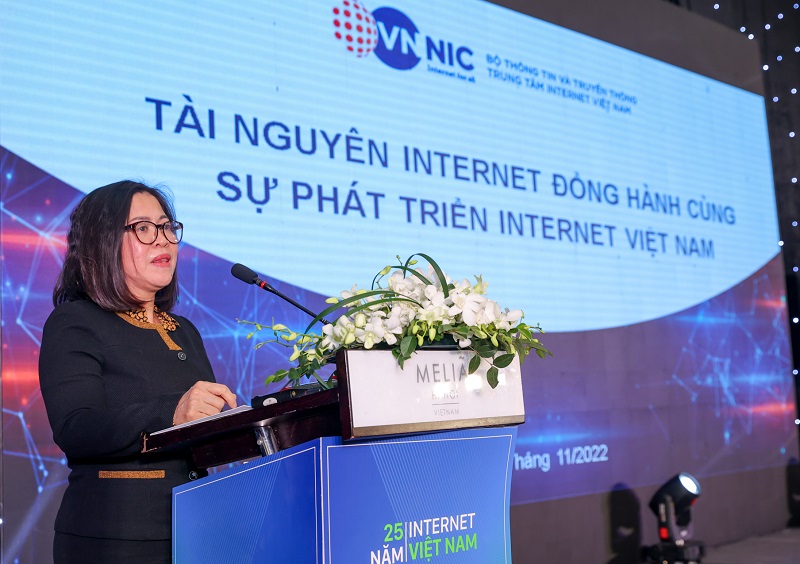 Bà Trần Thị Thu Hiền, Phó Giám đốc VNNIC phát biểu tại sự kiện Internet Day 2022.