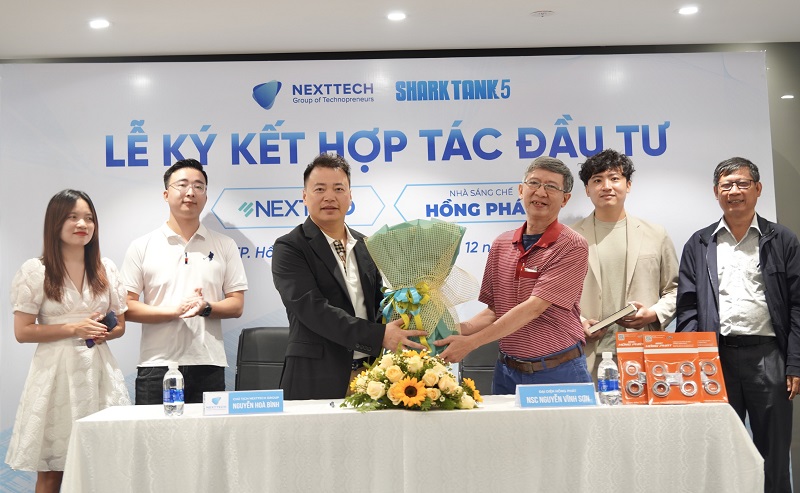 Shark Nguyễn Hòa Bình, Chủ tịch hội đồng sáng lập NextTech và ông Nguyễn Vĩnh Sơn, nhà sáng chế Hồng Phát, ký kết thỏa thuận hợp tác đầu tư.