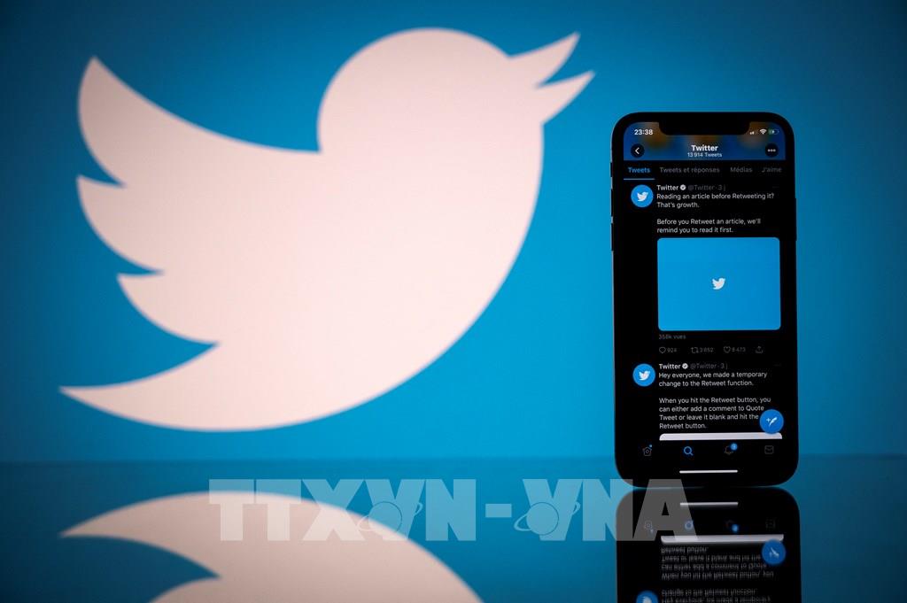 Biểu tượng Twitter trên màn hình điện thoại di động và máy tính bảng. Ảnh: AFP/TTXVN