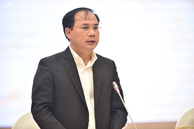 Thứ trưởng Bộ Xây dựng Nguyễn Văn Sinh trả lời câu hỏi của báo chí về tháo gỡ khó khăn, vướng mắc cho thị trường bất động sản, các dự án bất động sản - Ảnh: VGP