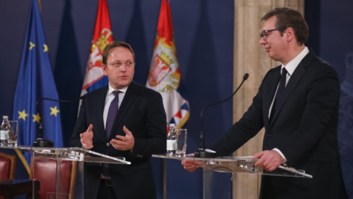 Tổng thống Serbia Vucic trong cuộc họp báo ở Belgrade sau cuộc gặp với ủy viên phụ trách việc mở rộng EU Oliver Varhelyi. Ảnh: europa.rs
