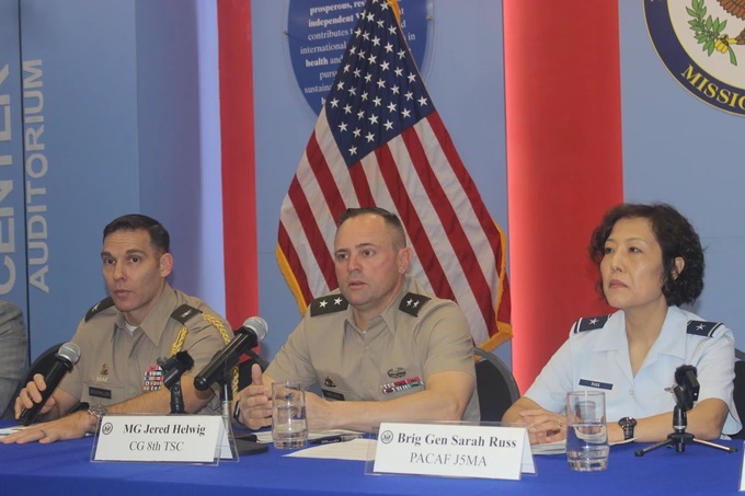 Chuẩn tướng Sarah Russ (ngoài cùng bên phải) và Thiếu tướng Jered Helwig (giữa) trong cuộc họp báo vào sáng 9/12 (Ảnh: Thành Đạt).