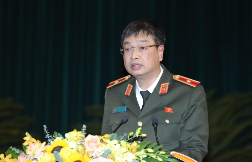 Thiếu tướng Trần Phú Hà, Giám đốc Công an tỉnh Thanh Hóa trả lời chất vấn các đại biểu về biện pháp ngăn chặn tội phạm lừa đảo chiếm đoạt tài sản. Ảnh: Đ. TRUNG