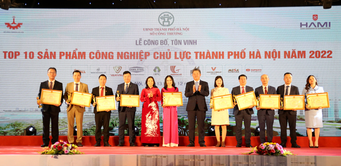 Lãnh đạo Thành phố trao chứng nhận cho TOP 10 sản phẩm công nghiệp chủ lực thành phố Hà Nội năm 2022