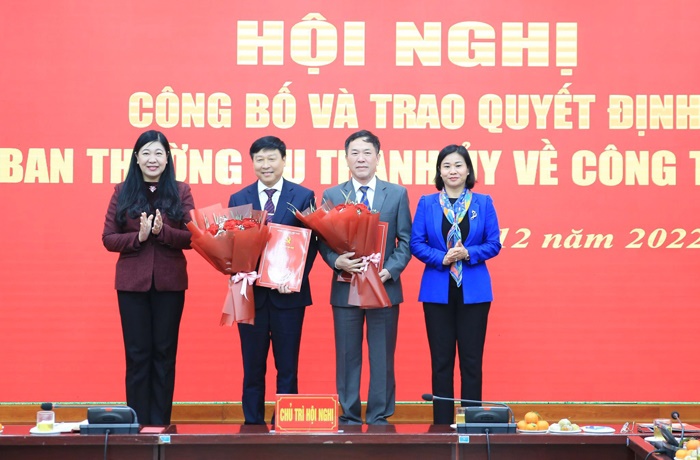 Bà Nguyễn Thị Tuyến và bà Nguyễn Lan Hương trao Quyết định, tặng hoa chúc mừng ông Đàm Văn Huân và ông Phạm Anh Tuấn