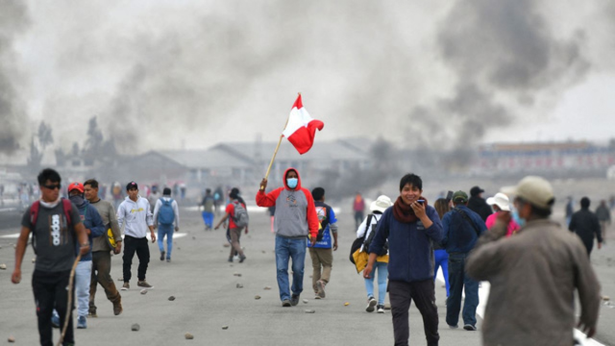 Biểu tình tại sân bay quốc tế Alfredo Rodriguez Ballon. (Ảnh: Getty)