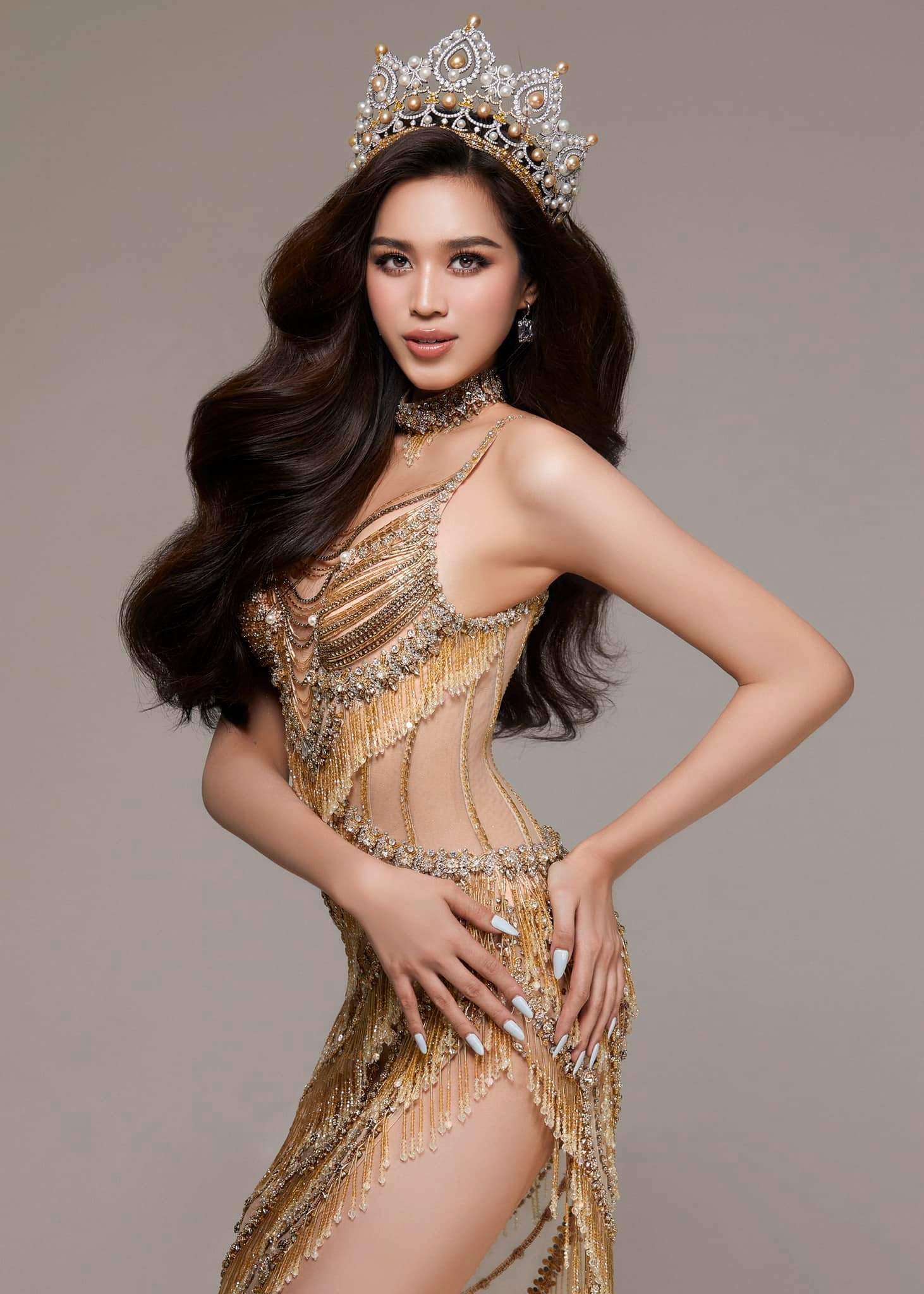 Hoa hậu Đỗ Thị Hà xinh đẹp, gợi cảm trong thiết kế đặc biệt và ý ...