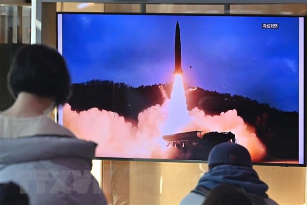 Người dân theo dõi qua truyền hình ở nhà ga Seoul (Hàn Quốc) về vụ phóng thử vật thể được cho là tên lửa đạn đạo của Triều Tiên, ngày 30/1/2022. (Ảnh: AFP/TTXVN)