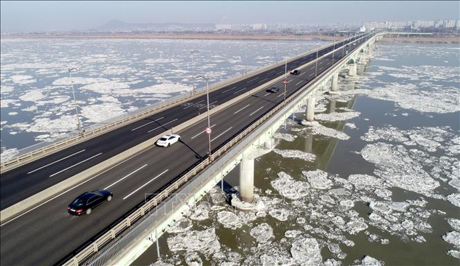 Sông Hàn đóng băng trong thời tiết giá lạnh tại khu vực Gimpo, tỉnh Gyeonggi, Hàn Quốc, ngày 25/12/2022. Ảnh: Yonhap/TTXVN