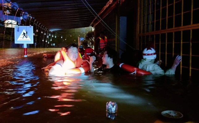 Lực lượng cứu hộ trong mưa lũ tại Đà Nẵng