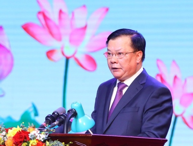 Bí thư Thành ủy Hà Nội Đinh Tiến Dũng đọc diễn văn kỷ niệm 50 năm Chiến thắng Hà Nội - Điện Biên Phủ trên không - Ảnh: VGP