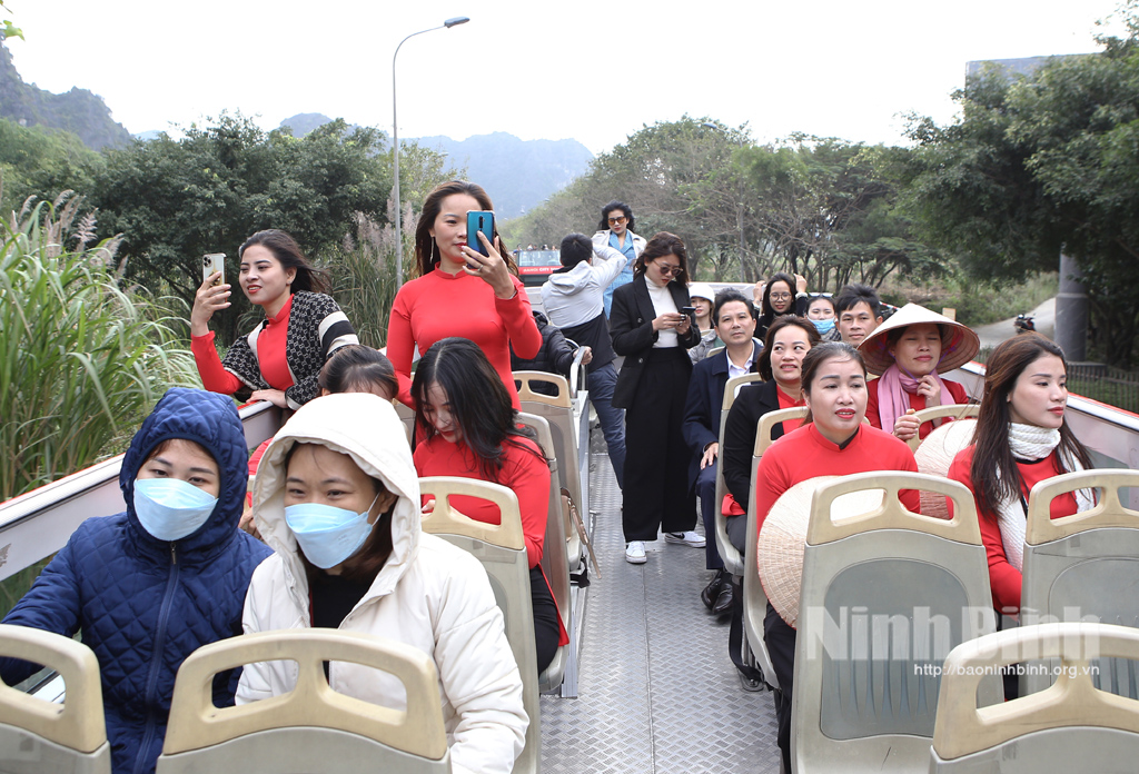 Du khách trải nghiệm tuyến buýt 2 tầng thí điểm phục vụ khách du lịch Ninh Bình. Ảnh: Báo Ninh Bình.