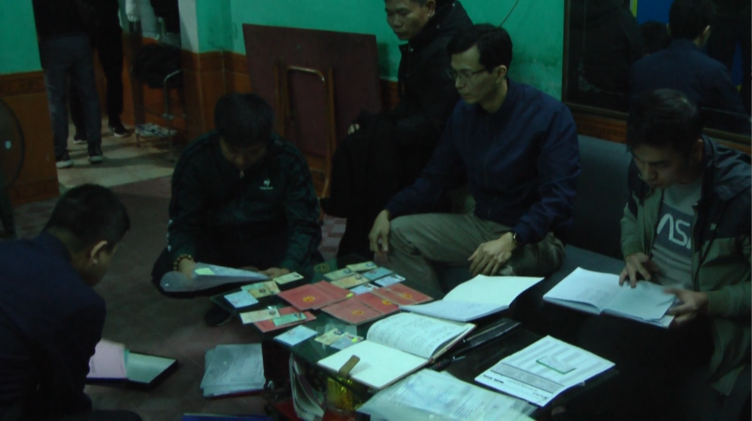 Lực lượng chức năng khám xét nơi ở của Nguyễn Văn Định