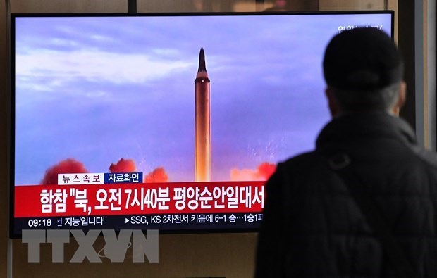 Truyền thông Hàn Quốc đưa tin về một vụ phóng tên lửa của Triều Tiên, tại Seoul. (Ảnh: AFP/TTXVN)
