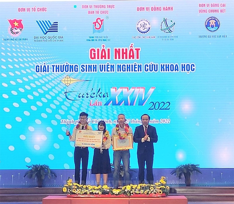 Giám đốc Đại học Quốc gia TPHCM Vũ Hải Quân trao giải nhất cho nhóm tác giả