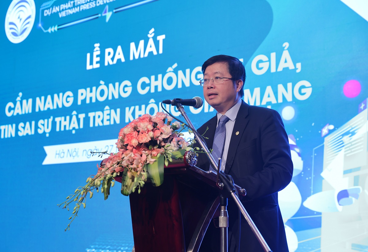Thứ trưởng Bộ TT&TT Nguyễn Thanh Lâm phát biểu tại lễ ra mắt cẩm nang phòng chống tin giả, tin sai sự thật trên không gian mạng
