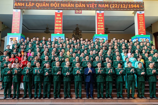 Thủ tướng chụp ảnh lưu niệm khi thăm Bộ Tư lệnh Bộ đội Biên phòng - Ảnh: VGP