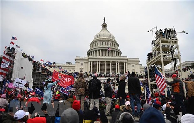 Người biểu tình tập trung bên ngoài tòa nhà Quốc hội Mỹ ở Washington, DC ngày 6/1/2021. (Ảnh: AFP/TTXVN)