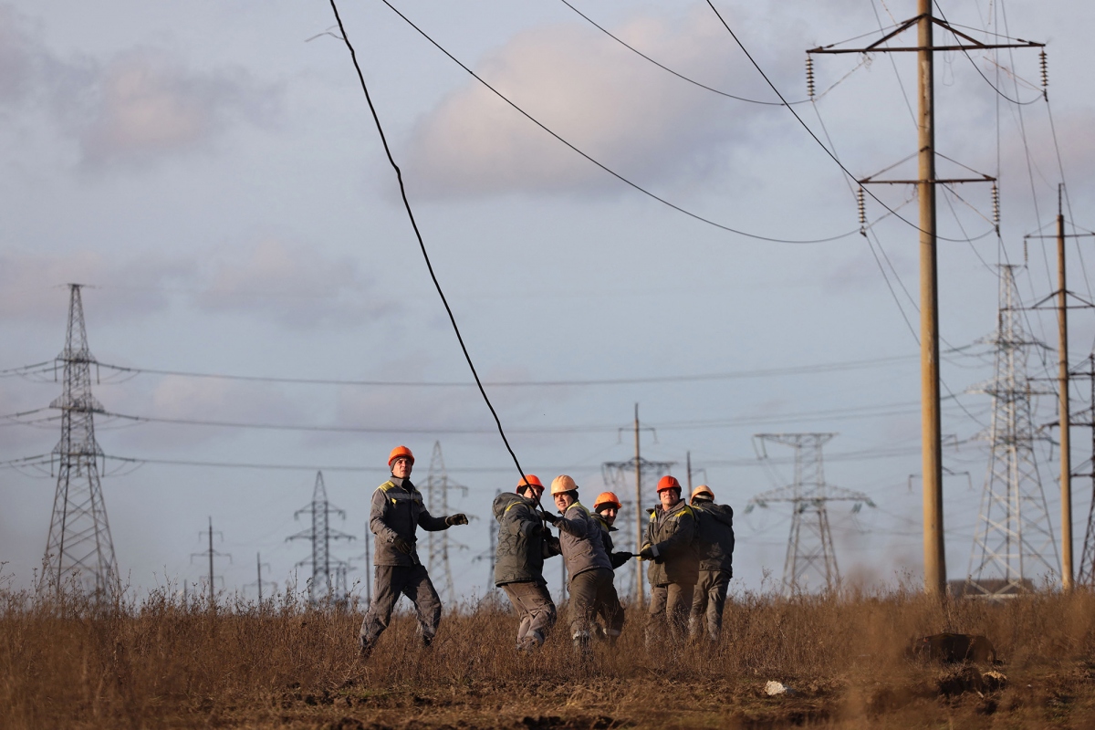 Ukraine sửa chữa mạng lưới điện bị hư hại. Ảnh: AFP