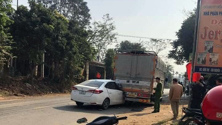 Toyota Vios đã lấn làn đâm trực diện vào xe tải khiến 3 người tử vong