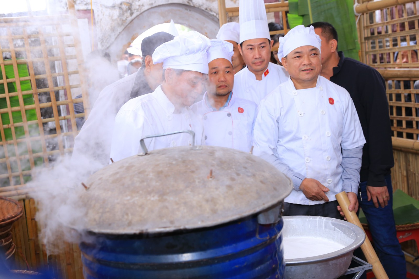 Khu vực tái hiện làm bánh phở truyền thống thu hút đông đảo dân làng và khách tham quan